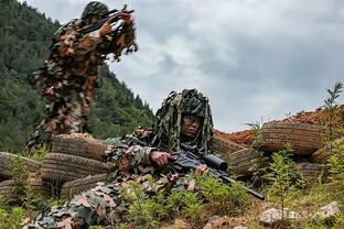 泰山队今日登泰山祈福，主教练崔康熙率先抵达南天门